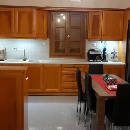 παραθαλάσσιο με θέα τον κόλπο βάρης * Vari (Syros)