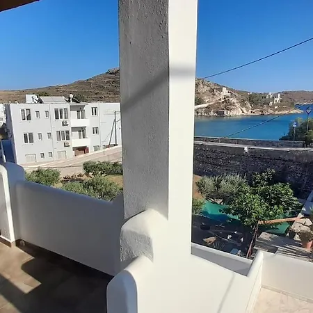 παραθαλάσσιο με θέα τον κόλπο βάρης Vári