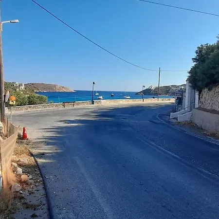 παραθαλάσσιο με θέα τον κόλπο βάρης Apartman Vári