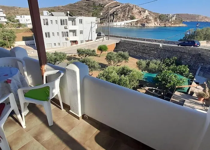 παραθαλάσσιο με θέα τον κόλπο βάρης