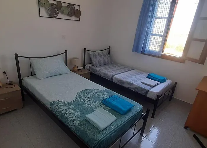 παραθαλάσσιο με θέα τον κόλπο βάρης Vari (Syros)