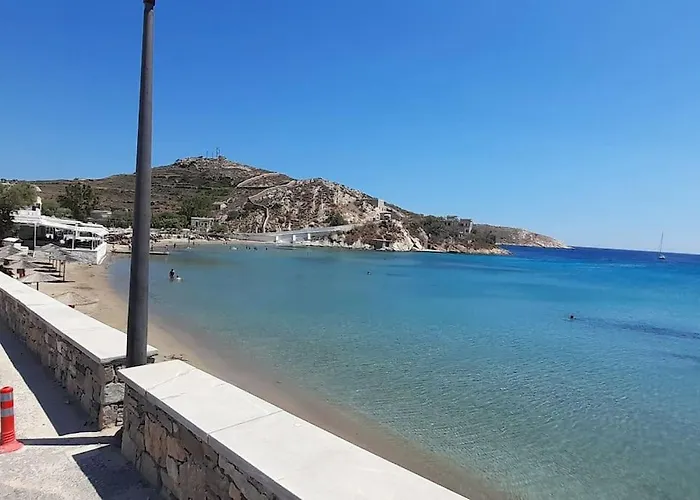 παραθαλάσσιο με θέα τον κόλπο βάρης Vari (Syros)