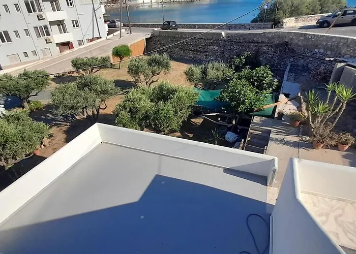 παραθαλάσσιο με θέα τον κόλπο βάρης